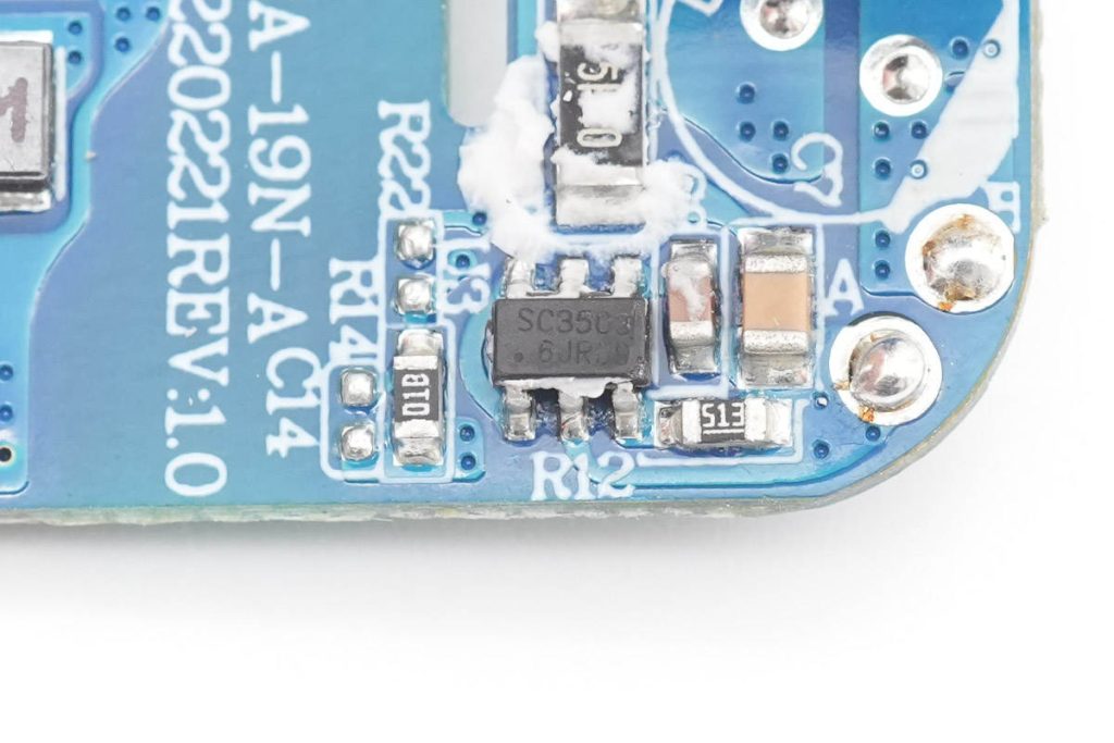 拆解报告:HKS华科生30W 1A1C氮化镓充电器-充电头网